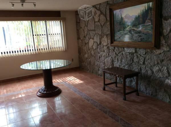 Residencia con Amplios Jardines