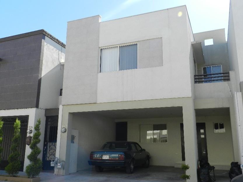 Rento casa seminueva, 2 niveles, zona privada (cumbres)