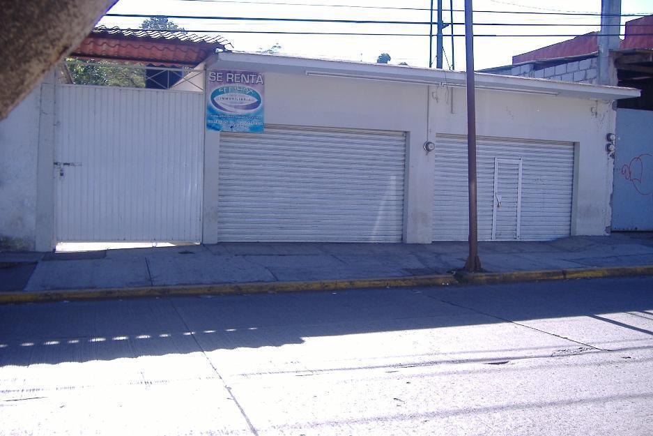 Local amplio con jardín sobre calle sur 11