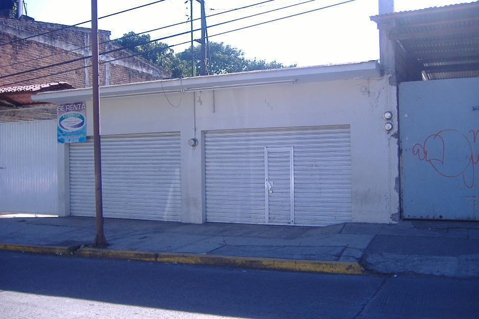 Local amplio con jardín sobre calle sur 11